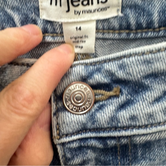 Maurices Light Distressed Cropped Jeans - Picture 4 of 6